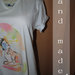 T-shirt  con borchie e disegno fatto a mano di una geisha e il suo gatto