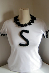 T-Shirt personalizzate/Personalized white cotton T-shirt with black hand-knitted applications- flowers and letter S.