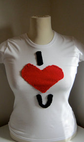 T-Shirt personalizzate/Personalized white small size cotton short sleeve T-shirt with hand-knitted applications- red heart and letter I and U. I love you.