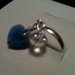 anello con cuore blu e mezzo cristallo