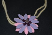collana in feltro con fiore lilla e rosa