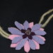 collana in feltro con fiore lilla e rosa