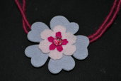 collana in feltro con fiore lilla rosa e fucsia