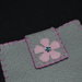 portacellulare in pannolenci grigio con fiori rosa e pietrine