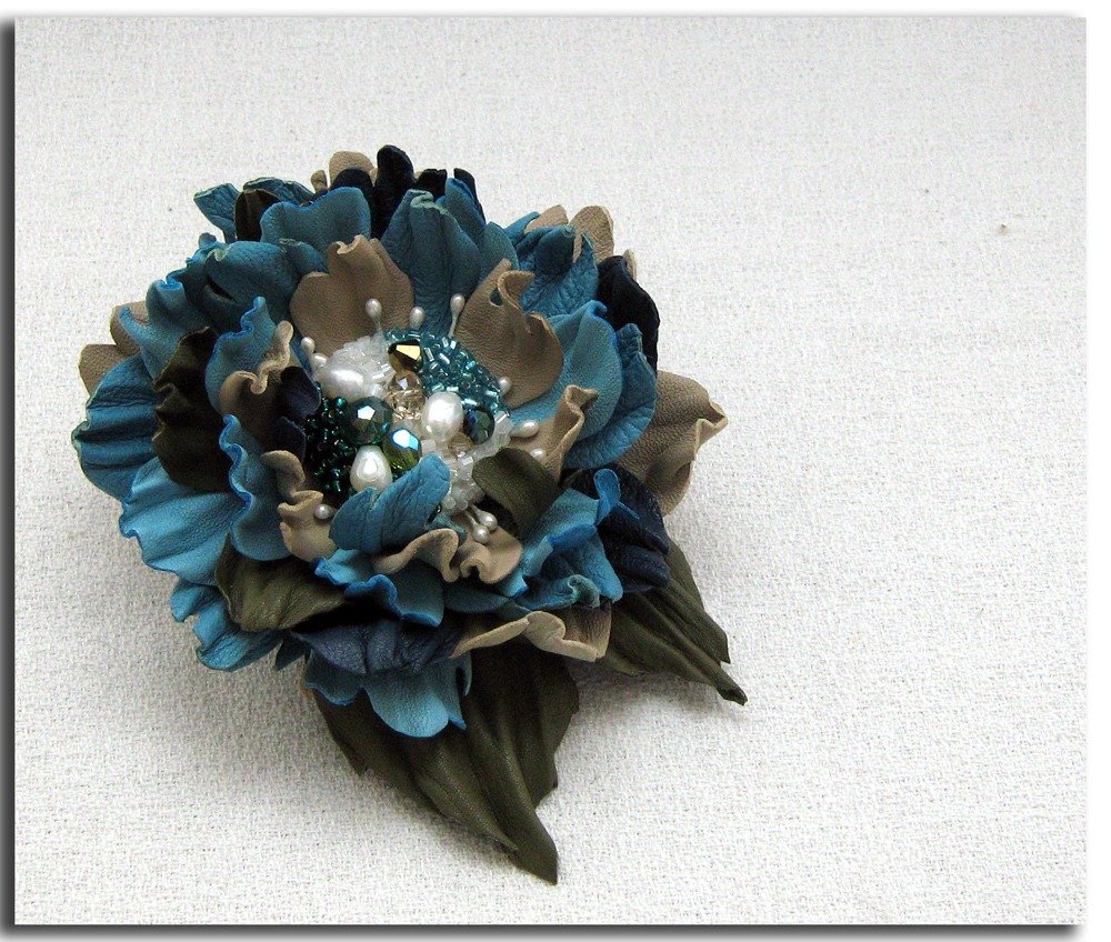Broche Fleur En Cuir Bleu Faite Main - EKcrea - Cristal - Neuf Sans Boîte