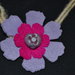 collana in feltro fiore lilla e fucsia con pietra cuore