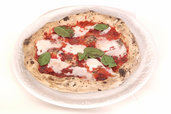 Riproduzione a grandezza naturale della pizza margherita realizzata con la doppia tecnica innovativa ceramica-cera