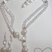 collana e orecchini con perle e strass trasparente