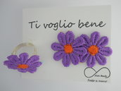 anello e orecchini con margherita in stoffa viola
