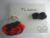 anello e orecchini con rosa in stoffa rosso e nero
