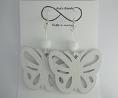 orecchini in legno a farfalla bianchi