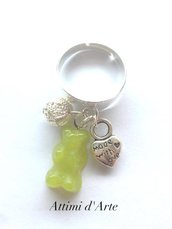 anello  regolabile con mini orsetto gommoso verde e charms