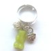 anello  regolabile con mini orsetto gommoso verde e charms