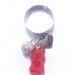 anello  regolabile con mini orsetto gommoso rosso chiaro e charms