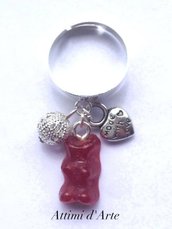 anello  regolabile con mini orsetto gommoso rosso ciliegia e charms