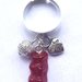 anello  regolabile con mini orsetto gommoso rosso ciliegia e charms