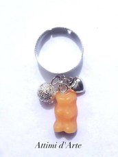 anello  regolabile con mini orsetto gommoso arancione e charms