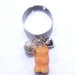 anello  regolabile con mini orsetto gommoso arancione e charms