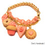 Bracciale con perle color crema, doppia catena - rosa e dorata - biscotti, cupcake, torta e barretta in fimo e cernit rosa corallo