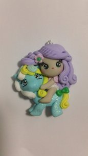 Ciondolo bambolina su pony