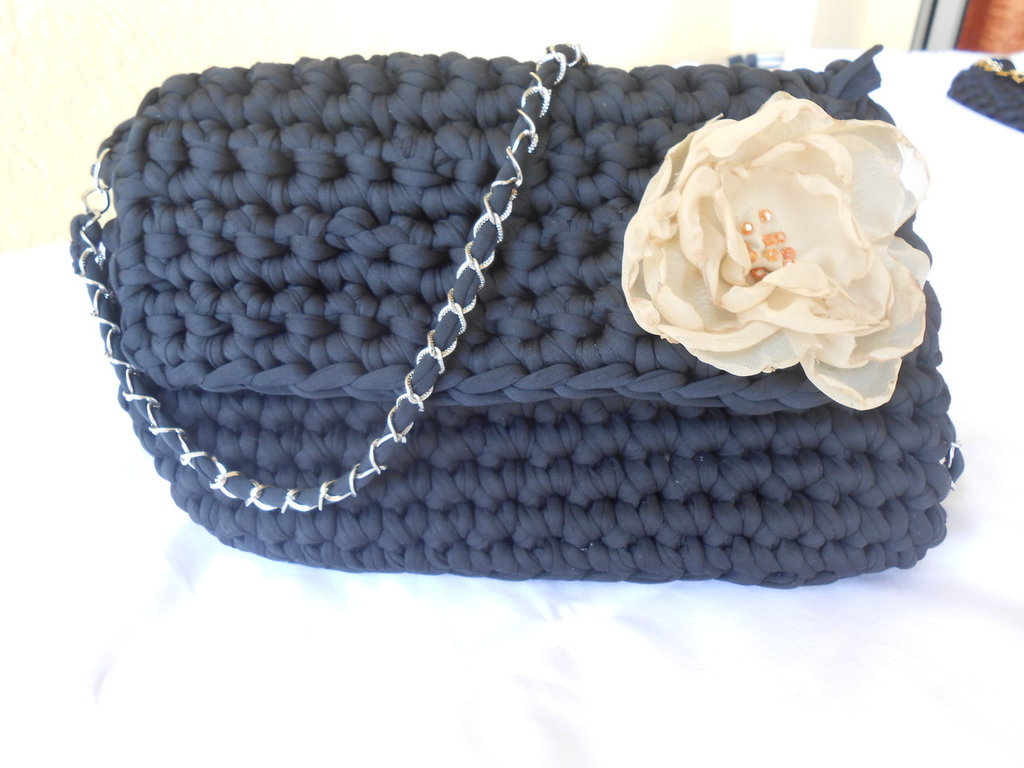 Borsa pochette fatta a mano con fettuccia nera con fiore bei... | su