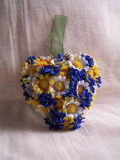 Cuore fiori blu e gialli