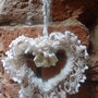 romantico cuore in lana  con fiocco centrale di raso e rouche di  rete di lana sintetica 