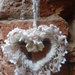 romantico cuore in lana  con fiocco centrale di raso e rouche di  rete di lana sintetica 