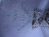 asciugamano per ospiti in candido lino bianco ricca sfilatura centrale e delicati motivi a punto antico 