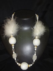 collana con perlone in piumino bianca  realizzata a mano