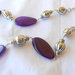 Collana  con  agate viola e catena in metallo color argento. idea regalo. .