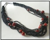 Collana rossa e nera