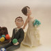 wedding cake topper con sposa che trascina lo sposo amante del gioco delle bocce