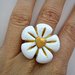 Romantico anello fiore bianco con cuore oro in fimo (polymer clay) handmade