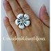 Brillante anello fiore bianco  con strass trasparente in fimo (polymer clay) handmade
