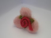 Anello in lana cardata a forma di fiore rosa
