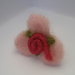 Anello in lana cardata a forma di fiore rosa