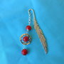 Segnalibro gioiello fatto a mano  con pietre rosse componente in metallo a forma di piuma  ,idea regalo. .