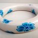 bracciale rigido bianco con murrine millefiori petali blu in fimo handmade 
