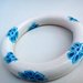 bracciale rigido bianco con murrine millefiori petali blu in fimo handmade 
