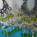 Orecchini  chandelier con cristalli verdi.