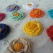 10 fiori/fiorellini in rilievo colorati ad uncinetto
