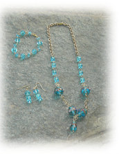 collana, bracciale e orecchini in perle di vetro azzurre con ciondolo cuore