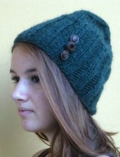 Cappello in lana verde con bottoni
