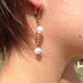 orecchini fatti a mano in bronzo con perle coltivate naturali.