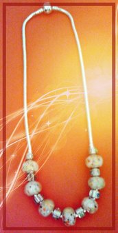 Collana con perle in vetro bianco decorate e clip argentati con strass