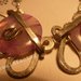 orecchini in wire con perlina in resina rosa