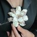 Collana/spilla con fiore helleborus white effetto ghiaccio Sospeso Trasparente