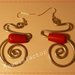 Orecchini in wire e perlina di  legno rossa