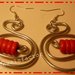 Orecchini in wire e perlina di  legno rossa